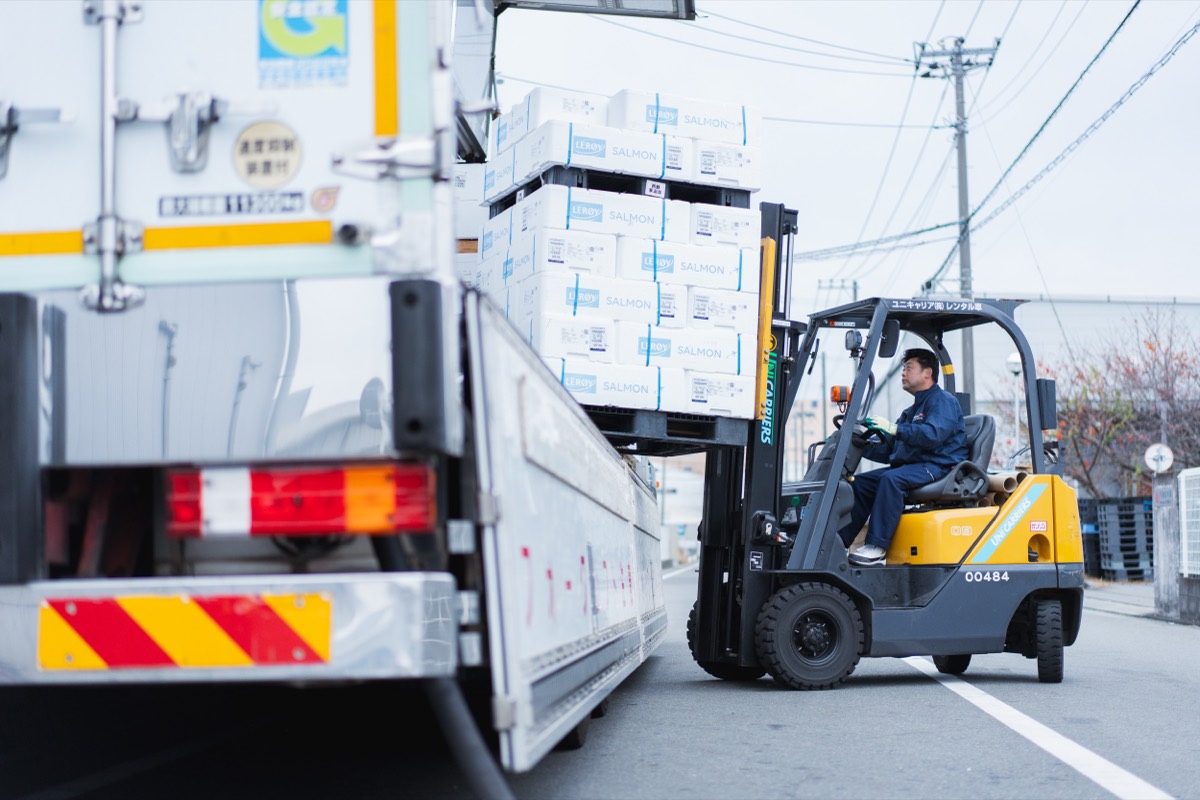 出荷する商品をトラックに積み込む様子