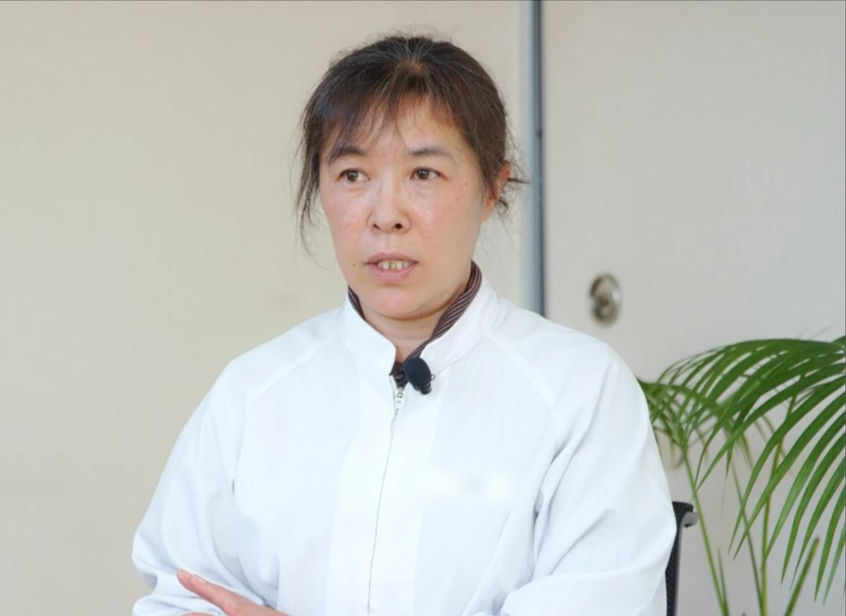 インタビューに答える社員